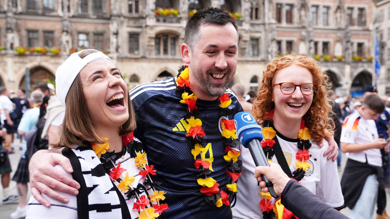 هاندەرانی ئەڵمانیا پێش یاریگەی ئالیانز ئارینا