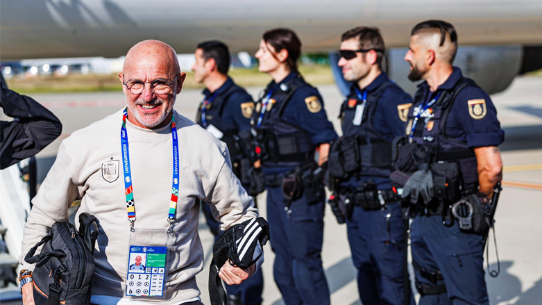 شاندی هەڵبژاردەی ئیسپانیا لە كاتی گەیشتنیان بۆ شاری دۆزڵدۆرف