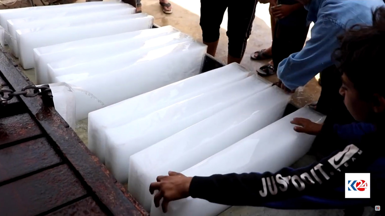 Qamişlo.. Ji ber nebûna av û elektirîkê peydakirina qeşayê bûye barekî din