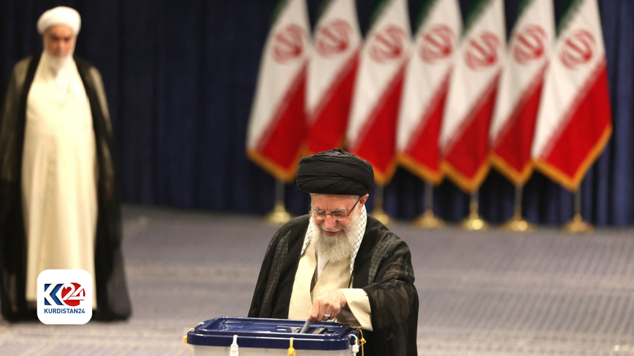 سید علی خامنه‌ای، رهبر جمهوری اسلامی ایران در حال رای دادن - عکس: ای اف پی 