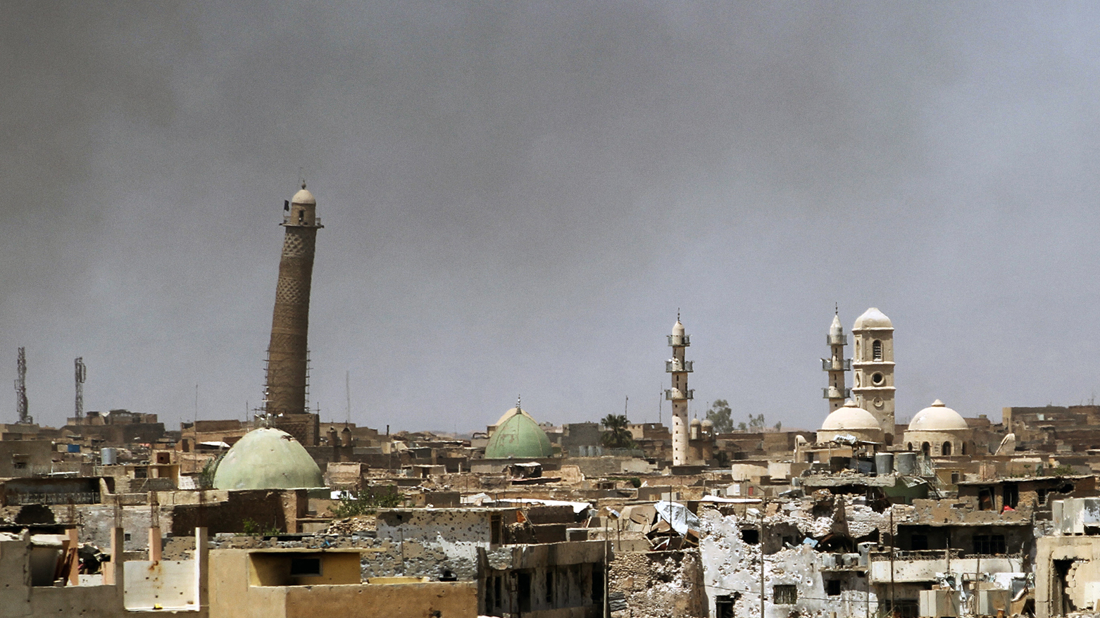 A general view shows a leaning minaret and Al-Nuri Mosque in the Old City of Mosul on May 24, 2017, during the ongoing offensive to retake the area from Islamic State (IS) group fighters. (Photo: Ahmad al-Rubaye / AFP)