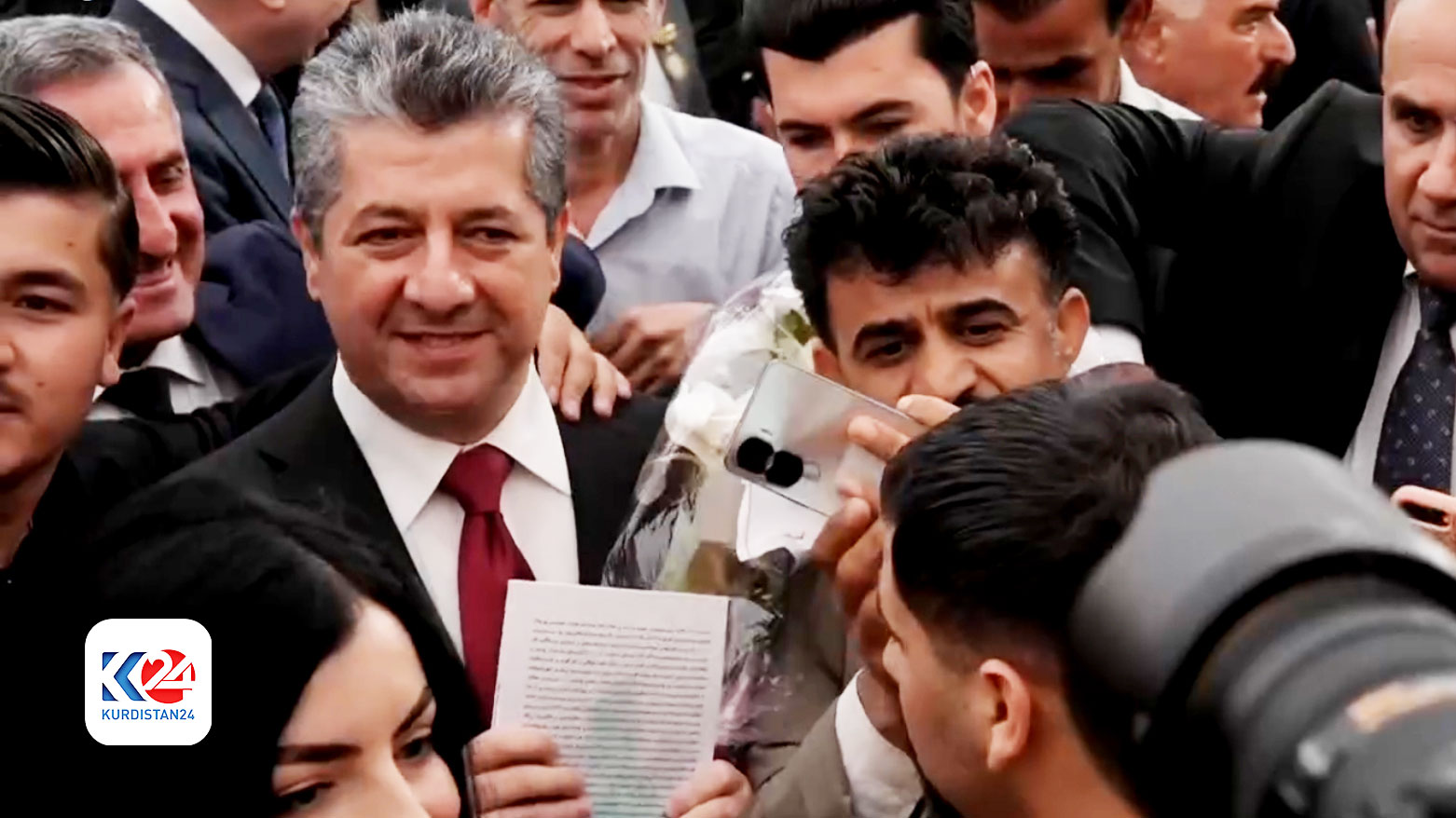 فيديو| أهالي حلبجة يستقبلون رئيس الوزراء بالورود