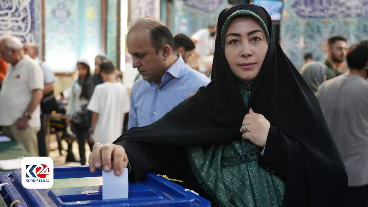 زن ایرانی در پای صندوق رای - عکس: ای اف پی