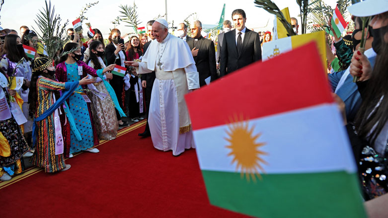 Pope Francis greets Iraqis dressed in traditional outfits upon his arrival at Erbil airport, March 7, 2021, in the capital of the  Kurdistan Region. (Photo: Safin Hamed / AFP)