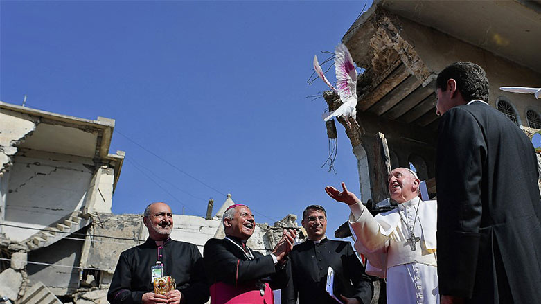 Papa Musul'da barış güvercini uçurdu