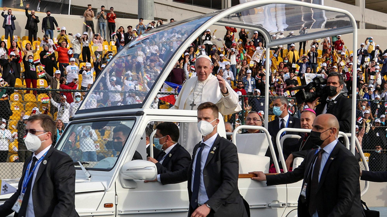 حضر القداس ما لا يقل عن 10 آلاف شخص وهم يلوحون بأعلام كوردستان والعراق والفاتيكان