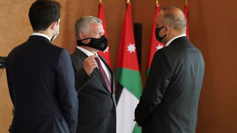 العاهل الأردني مع الخصاونة - صورة: رويترز