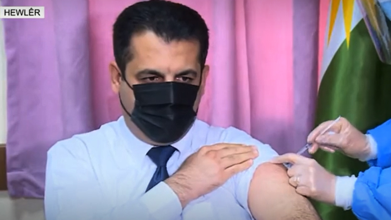 وزير صحة كوردستان يتلقى جرعة لقاح كورونا - صورة: كوردستان 24