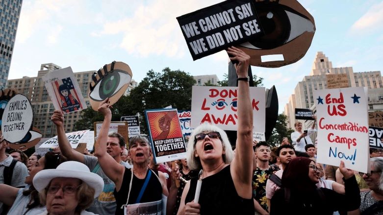 خۆپیشاندانی ئەمەریکییەکان بۆ پشتگیریی لە پەنابەران