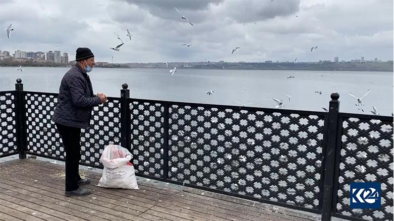 Karslı hayvansever çöpten topladığı ekmeklerle kuşları besliyor