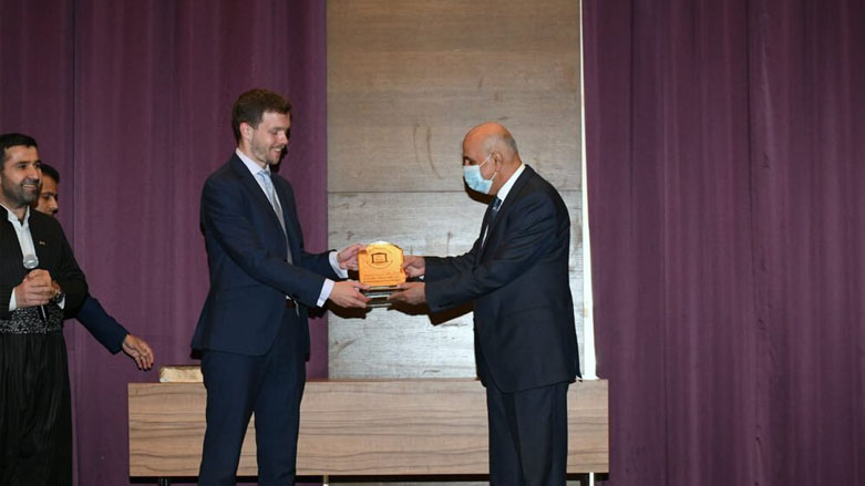 David Thompson, program manager at the UK Embassy in Baghdad, presents award to a Kurdistan Region's judge, March 11, 2021. (Photo: KRG)