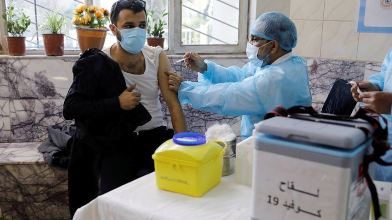 بدأ العراق بالفعل في تطعيم فئات محددة - صورة: رويترز