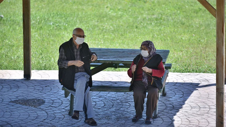 65 yaş ve üzeri kişilerin yeniden Covid-19'a yakalanma riski daha yüksek