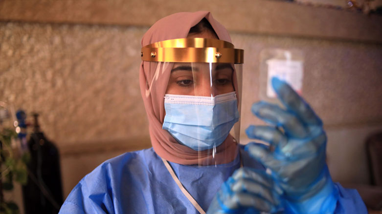 A healthcare worker in the Kurdistan Region's capital Erbil prepares to give an injection to a COVID-19 patient, Nov. 3, 2020. (Photo: AFP/Safen Hamed)