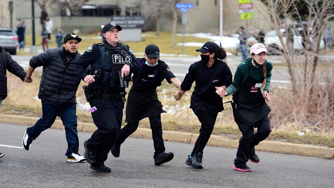 پۆلیس سه&zwnj;رقاڵی پاراستنی كارمه&zwnj;ندی مۆڵێكن له&zwnj; بازاڕه&zwnj;كه&zwnj;