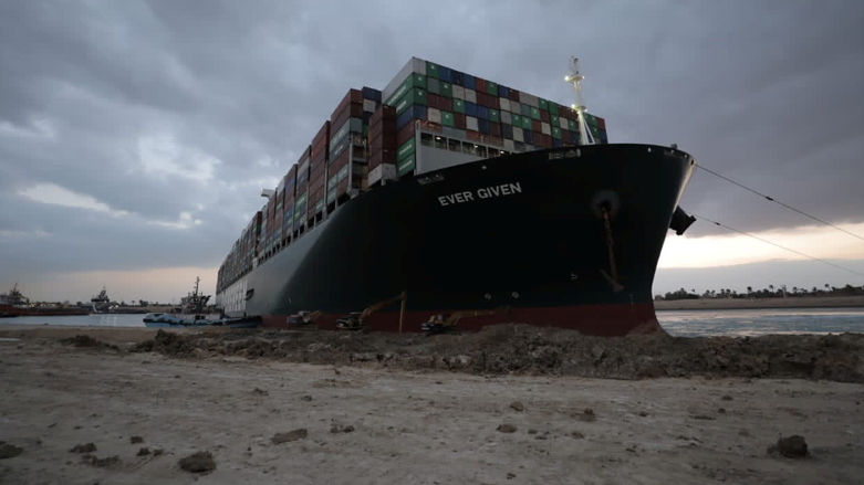 "رياح قوية" تعيد السفينة الجانحة لوضعها في عرض قناة السويس