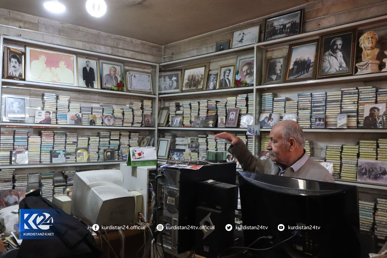 عەزیز شاھرۆخ لە ستۆدیۆكەی لە مەھاباد - فۆتۆ: رێبوار مەحموود پور 