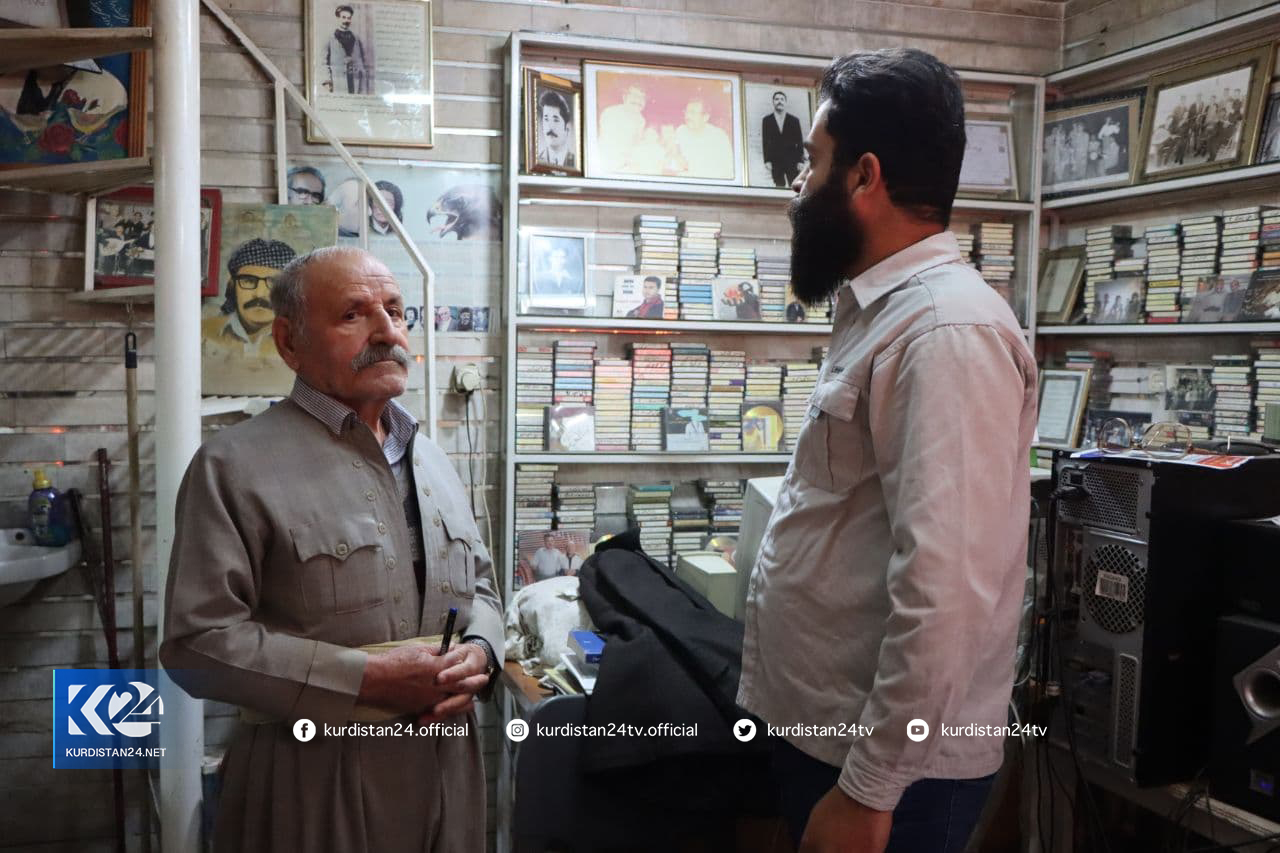 عەزیز شاھرۆخ لە ستۆدیۆكەی لە مەھاباد - فۆتۆ: رێبوار مەحموود پور