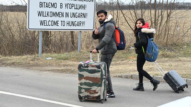 Fleeing from the Ukrainian capital Kyiv, university students from India cross the border by foot in Barabas, Hungary, on Feb. 28, 2022. (Photo: Attila Kisbenedek/AFP)