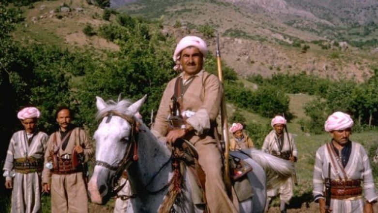 ژنرال مصطفی بارزانی در میان جمعی از پیشمرگ‌های کوردستان