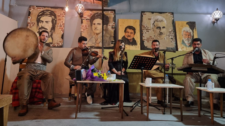 Kojen Musical Band performs at the Nazdar Heyran cafe in Erbil (Photo: Wladimir van Wilgenburg/Kurdistan 24).