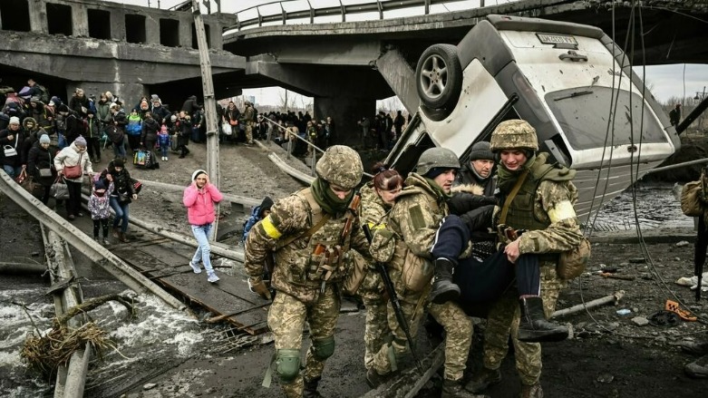 عسكريون أوكرانيون يساعدون مدنيين على إخلاء مدينة إيربين شمال غرب كييف في 05 آذار/مارس 2022 - الصورة لفرانس 24