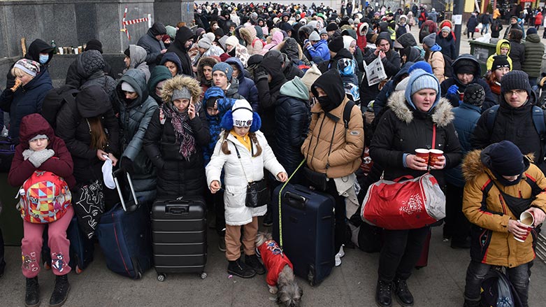 ژماره‌یه‌ك خێزانی ئۆكرانی له‌سه‌ر سنووره‌كانی ئۆكرانیا.. فۆتۆ: Yuriy Dyachyshyn / AFP