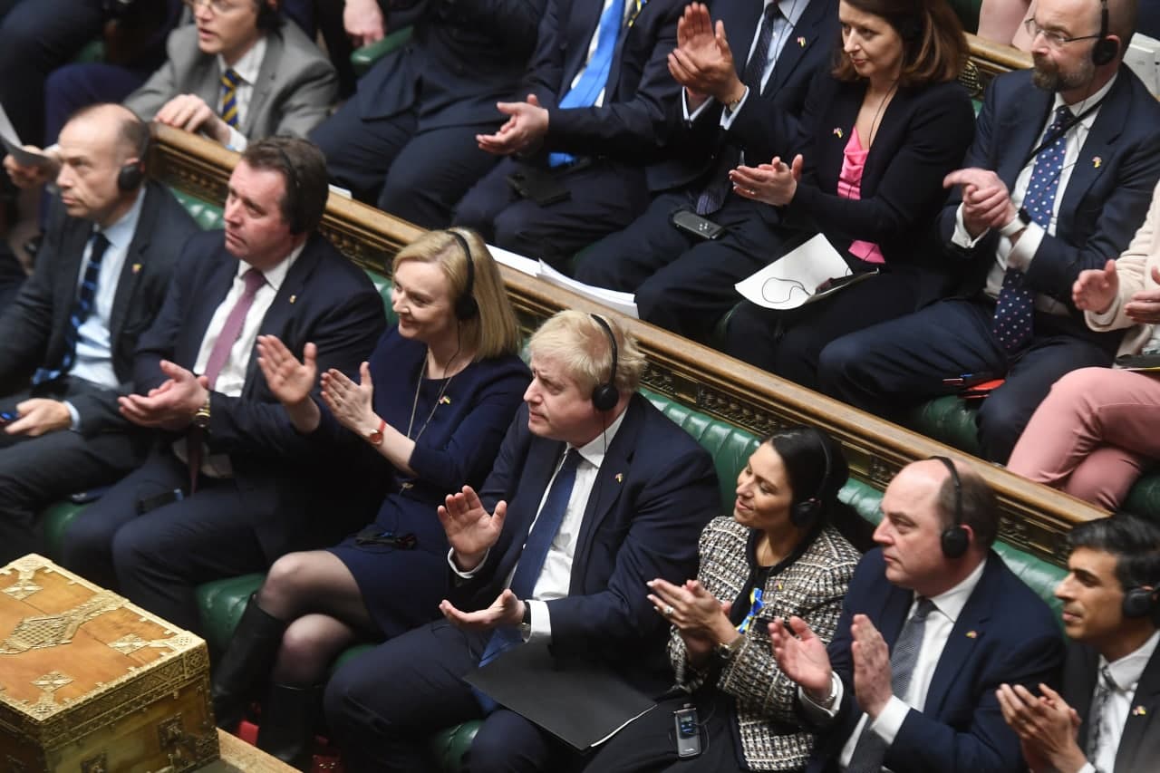 چه&zwnj;پڵه&zwnj; رێزانی ئه&zwnj;ندامانی په&zwnj;رله&zwnj;مانی به&zwnj;ریتانیا له&zwnj; نێویاندا بۆریس جۆنسنی سه&zwnj;رۆك وه&zwnj;زیران / وێنه&zwnj;: AFP