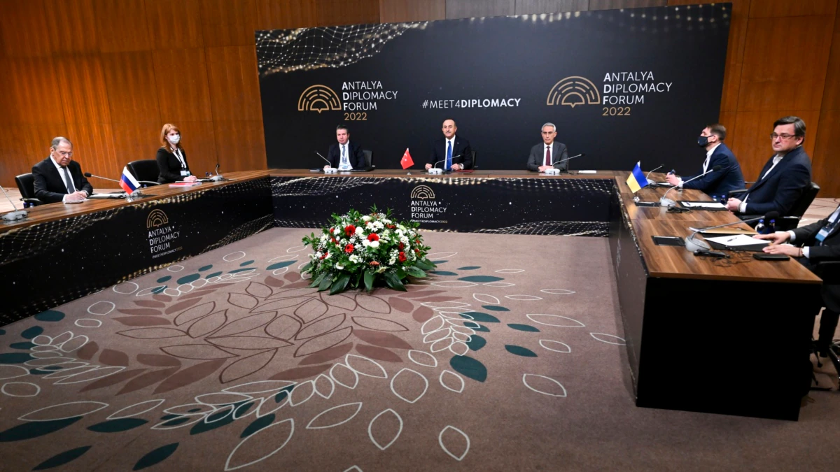 وزیران امور خارجه کشورهای روسیه و اوکراین روز پنج‌شنبه ١٩ اسفند در شهر آنتالیا در جنوب ترکیه با هم دیدار کردند