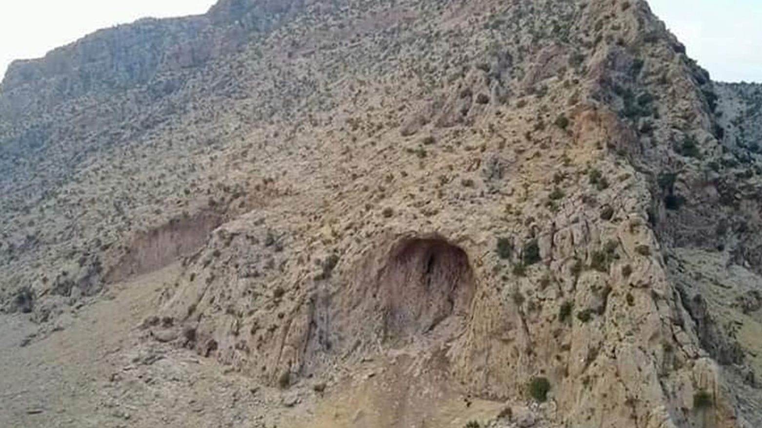 ارتفاع و عریضی دهنه غار در حدود 50 متر می‌باشد 