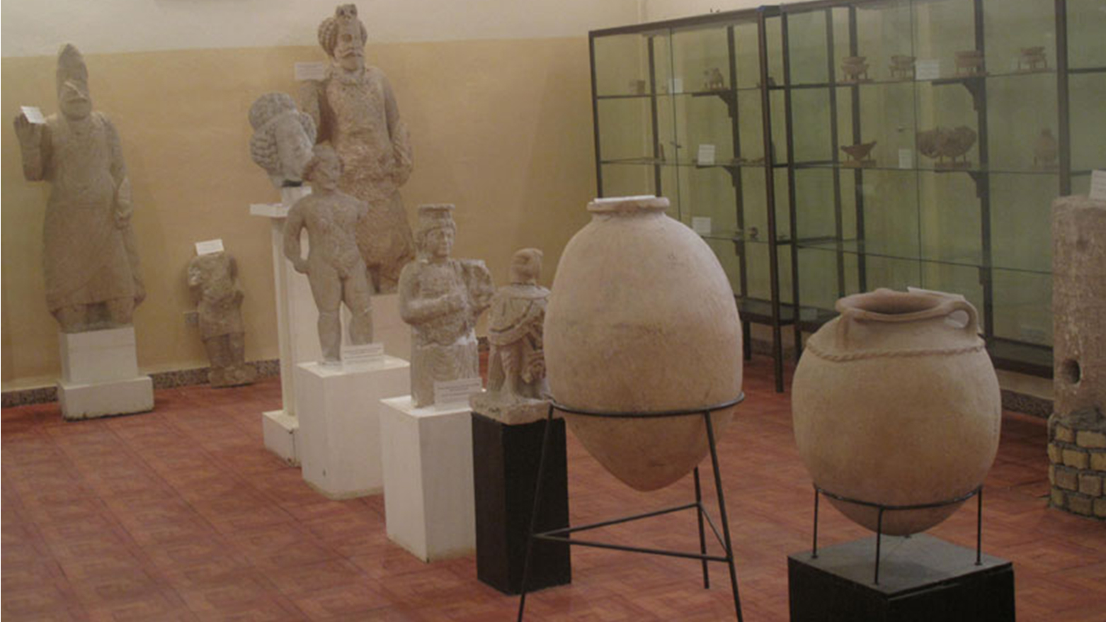 برخی از قبرها کوچک هستند و کارشناسان معتقدند آرامگاه کودکان دو تا پنج ساله است