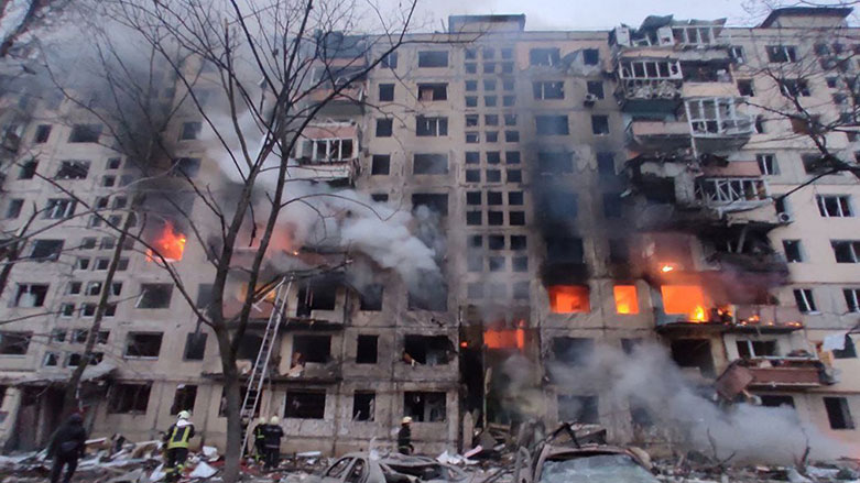 Kiev'de vurulan apartman (Foto: AFP)