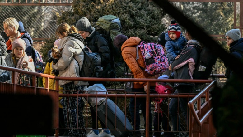 لاجئون أوكرانيون في محطة برزيمسل بالقرب من الحدود مع بولندا يوم 14 آذار/مارس 2022.- الصورة لفرانس 24