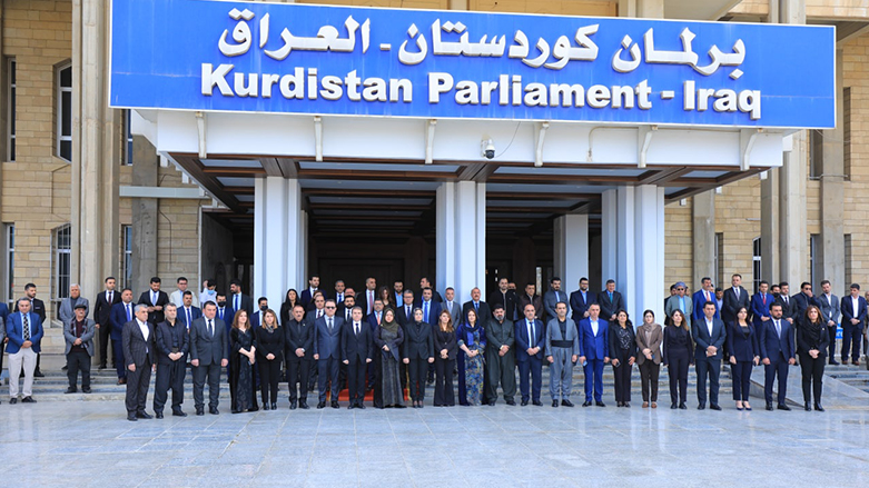 Endam&ecirc;n Parlamentoya Kurdistan&ecirc; ji bo r&ecirc;zgirtin li giyan&ecirc; şeh&icirc;d&ecirc;n Helebcey&ecirc; 5 xulekan b&ecirc;deng rawestiya