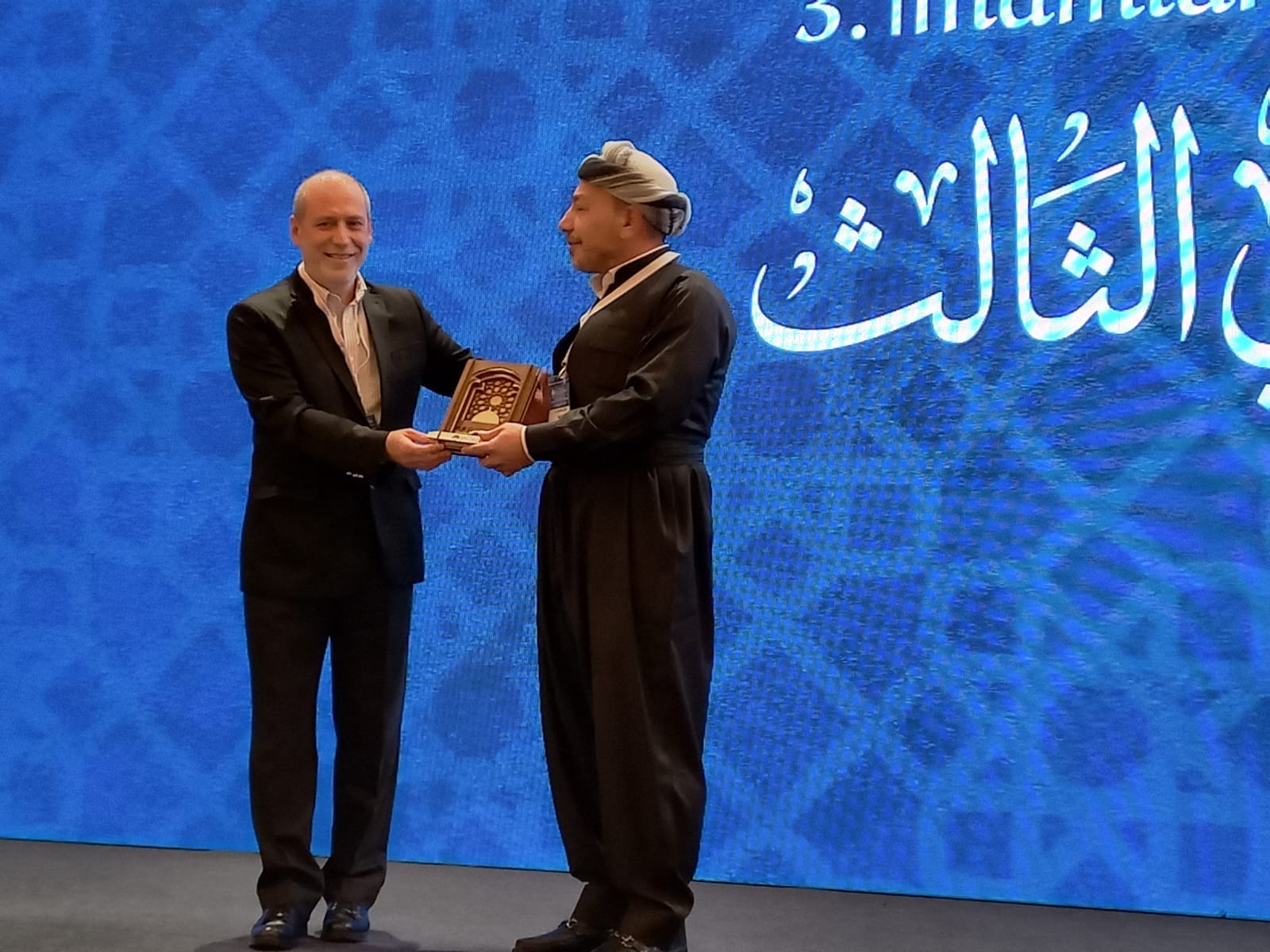 خه‌ڵاتكردنی سه‌رۆكی یه‌كێتی زانایانی ئایینی ئیسلامی كوردستان له‌ كۆنفرانسی 