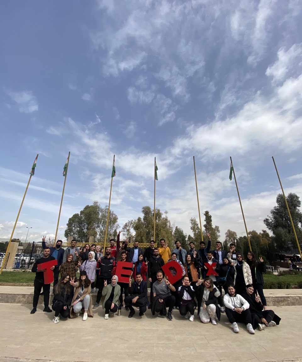 The young volunteers posing for a group photo at Sami Abdul Rahman Park in Erbil. (Photo: TEDxNishtiman)