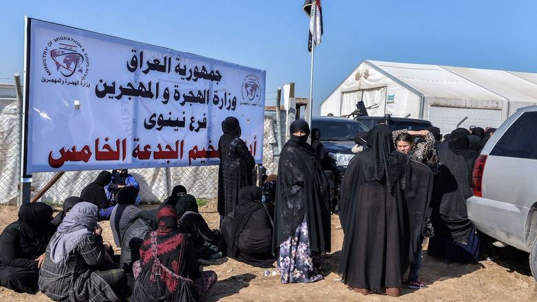 Women sitting in front of Al-Jad'ah Camp in the town of Qayyarah in Iraq's Nineveh province. (Photo: AFP)