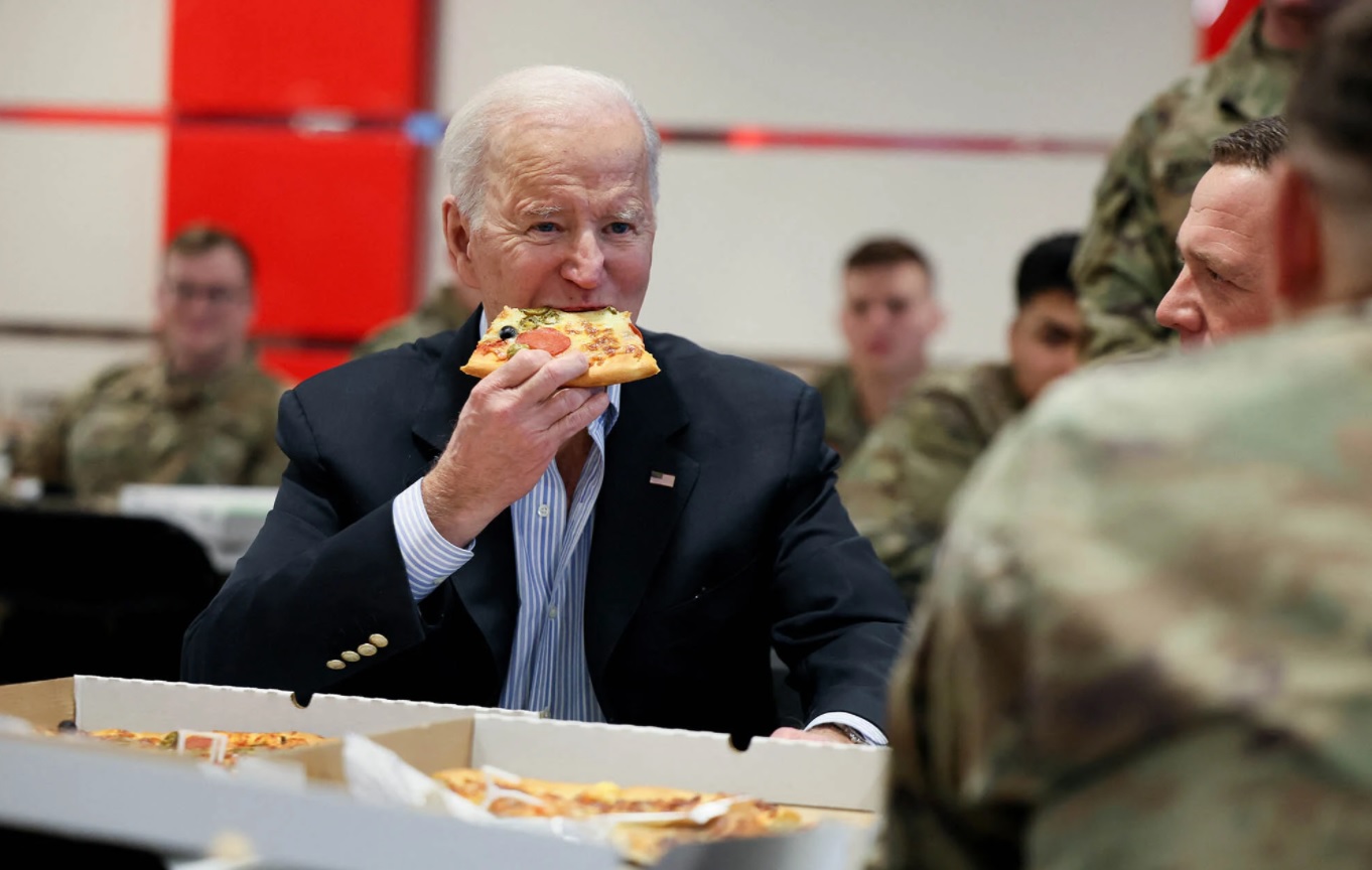 بایدن له&zwnj;گه&zwnj;ڵ سه&zwnj;ربازانی وڵاته&zwnj;كه&zwnj;ی له&zwnj; پۆڵه&zwnj;ندا 