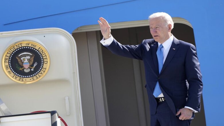 U.S. President Joe Biden waves as he boards Air Force One at Melsbroek military airport in Brussels, Friday, March 25, 2022. (Photo: Markus Schreiber/AP)