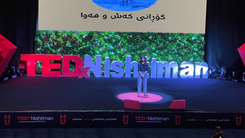 Peri-Khan Aqrawi-Whitcomb speaks at the fifth TEDxNishtiman event (Photo: Wladimir van Wilgenburg/Kurdistan 24).