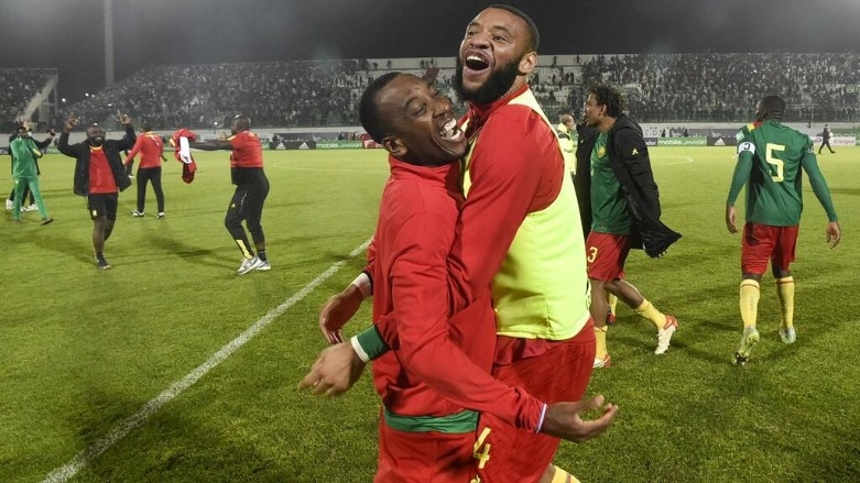 لاعبو المنتخب الكاميروني يحتفلون بتأهلهم لنهائيات كأس العالم بعد فوزهم على الجزائر 2-1، 29 مارس/آذار 2022- الصورة لفرانس 24