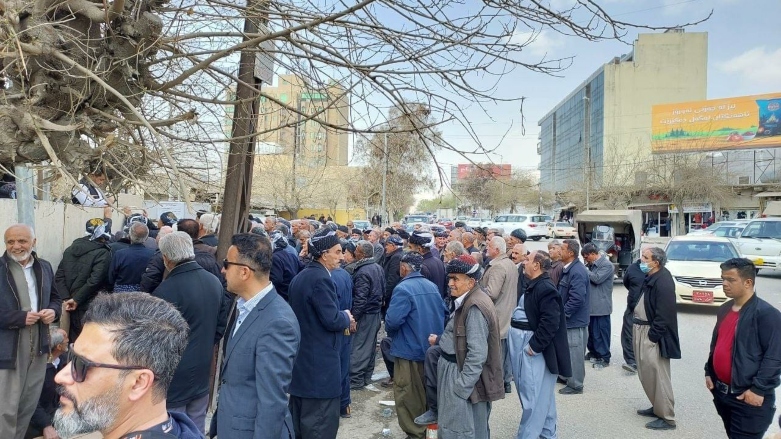 بەردەم یەکێک لە بانکەکانی سێلێمانی