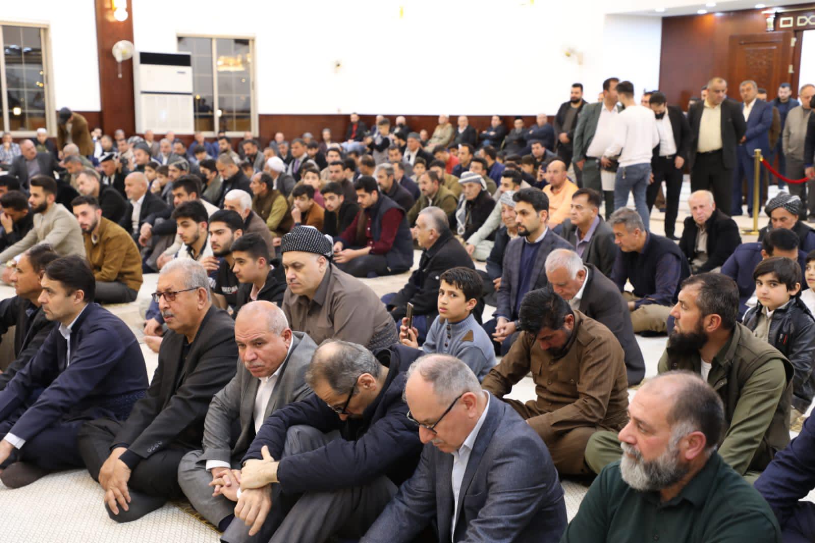 نوێژخوێنانی به‌شداربوو له‌ رێوڕه‌سمی كردنه‌وه‌ی مزگەوتی (الخطيب) له‌ شاری هه‌ولێر 