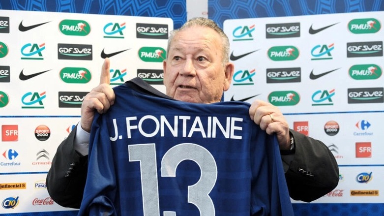 المهاجم الدولي الفرنسي السابق جوست فونتين يرفع قميصا عليه رقم 13، وهو عدد الأهداف التي سجلها في كأس العالم عام 1958، 23 آذار/مارس 2011. © أ ف ب/ أرشيف