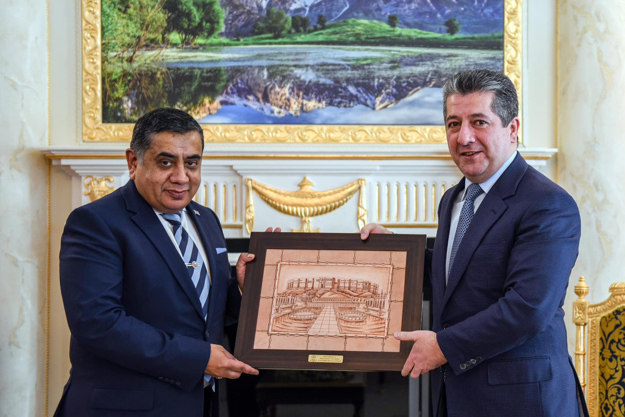 Prime Minister Masrour Barzani (right) presenting a portrait of ancient Erbil Citadel to the British diplomat in Erbil, March 1, 2023. (Photo: KRG)