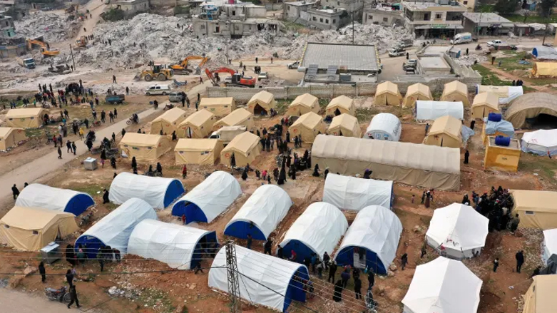 مخيم أقيم على عجل للناجين من الزلزال في مدينة حارم شمال غربي سوريا (أسوشيتد برس)