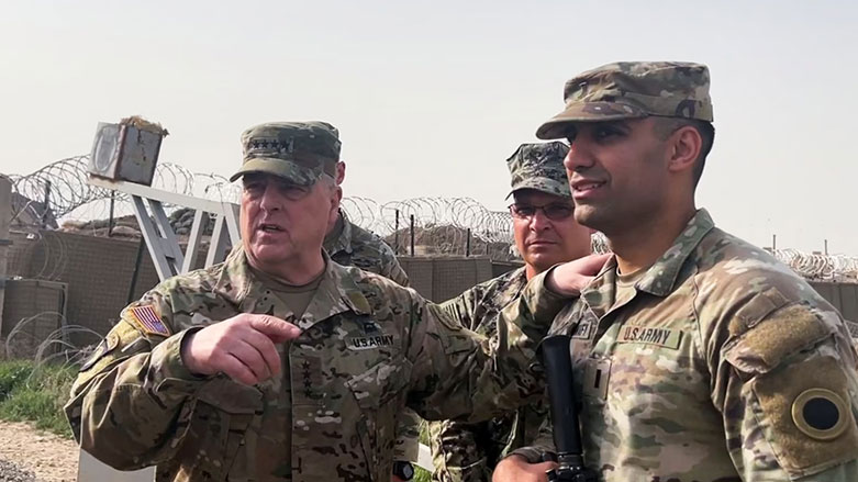 Mark Milley Amerikan askerleriyle bir araya geldi (Foto: Reuters)