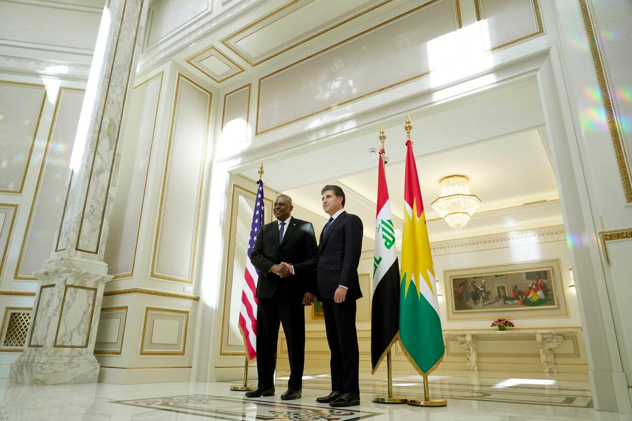 Kurdistan Region President Nechirvan Barzani (right) shaking hands with US Pentagon chief, Lloyd Austin, in Erbil, March 7, 2023. (Photo: Kurdistan Region Presidency)