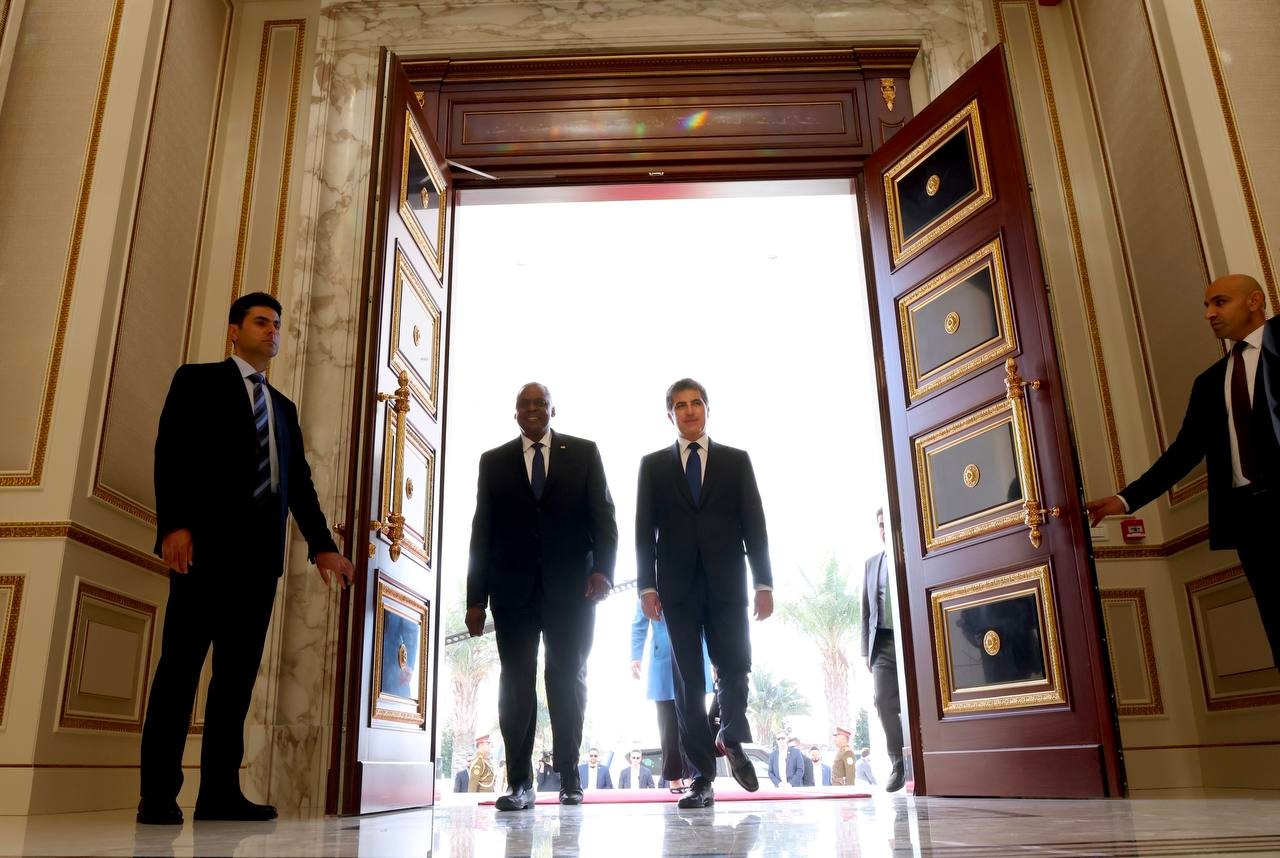 Kurdistan Region President Nechirvan Barzani (right) walking alongside US Secretary of Defense Lloyd Austin in Erbil, March 7, 2023. (Photo: Kurdistan Region Presidency)