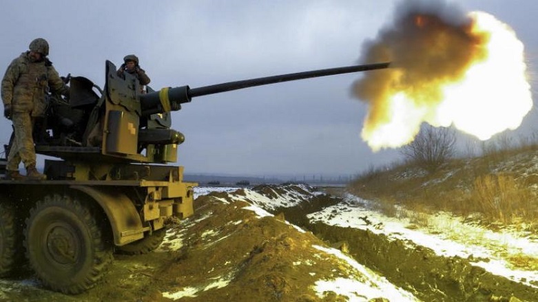 Ukraynalı askerler, Bahmut yakınlarında bir uçaksavar silahı ateşliyor (EPA)